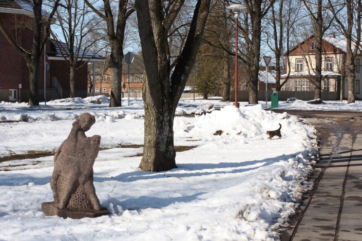 Viljandi Lastepark. Esiplaanil Aino Sepa graniitskulptuur "Laps vasikaga"