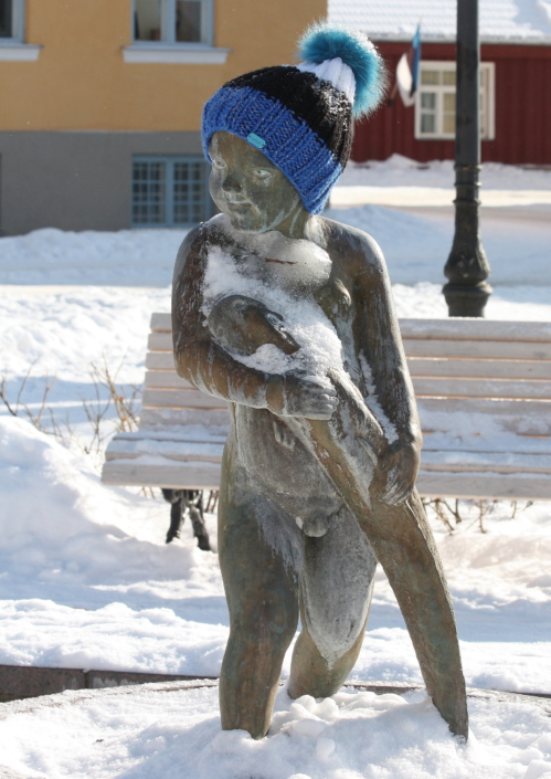 Skulptuur "Poiss kalaga" Laidoneri platsil Viljandis