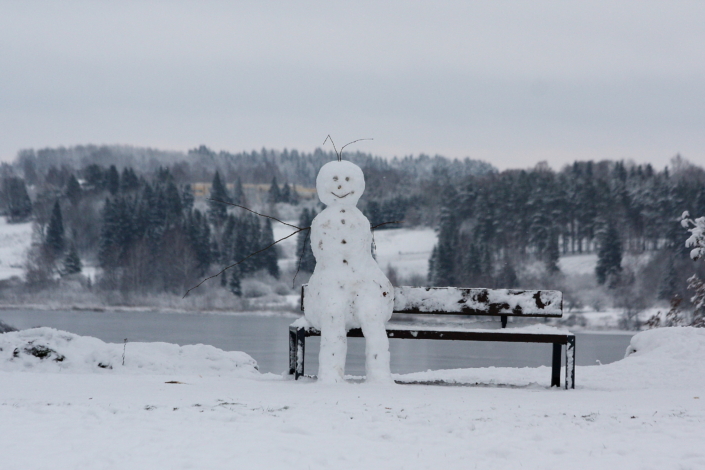 Lumetaat Viljandi lossimägedes naeratab möödujatele