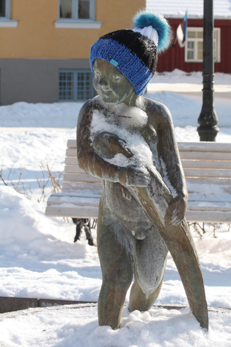 Skulptuur Poiss kalaga, Laidoneri plats, Viljandi